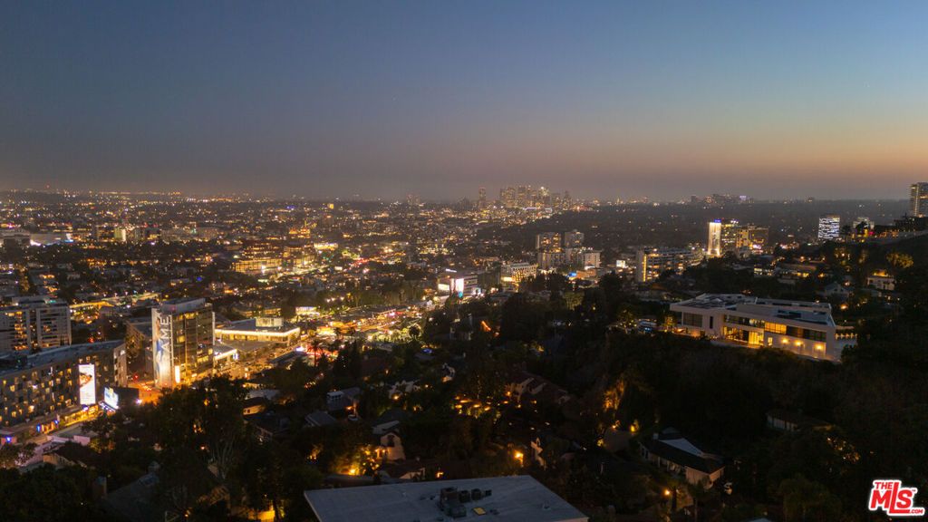 Image 35 of property listing at 8527 Hedges Way, Los Angeles, CA 90069