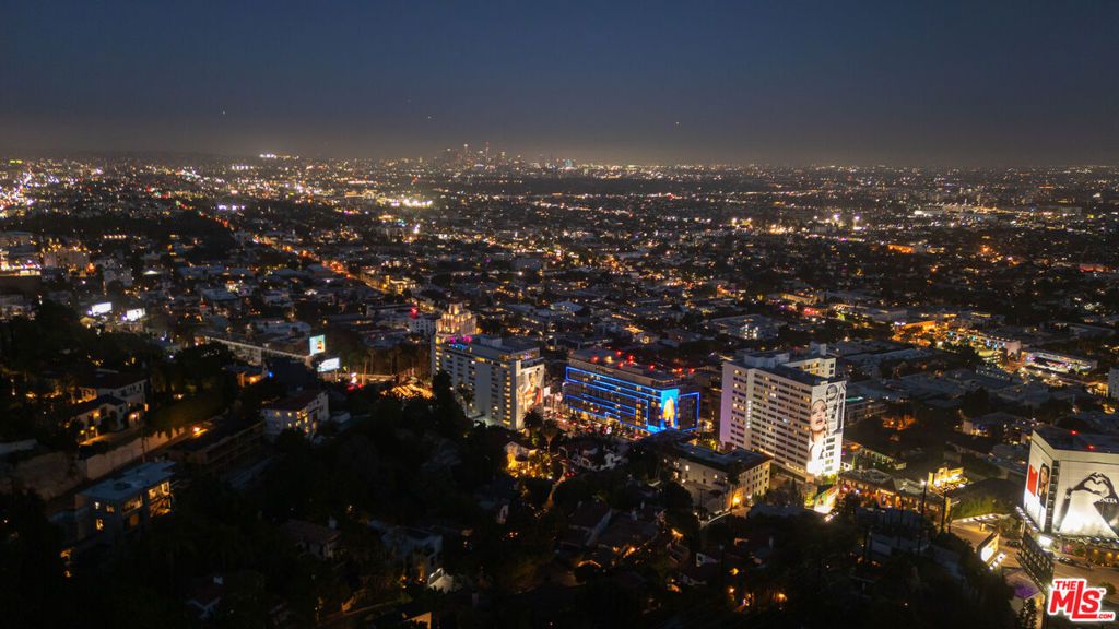 Image 36 of property listing at 8527 Hedges Way, Los Angeles, CA 90069