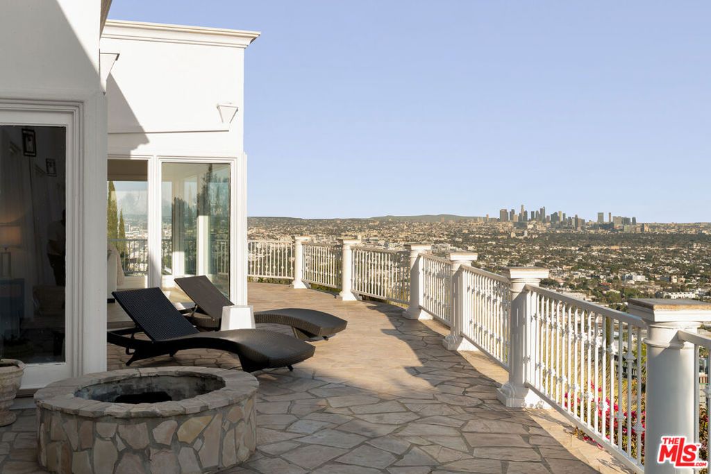 Image 4 of property listing at 8527 Hedges Way, Los Angeles, CA 90069