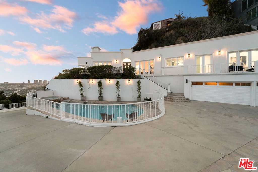 Image 6 of property listing at 8527 Hedges Way, Los Angeles, CA 90069