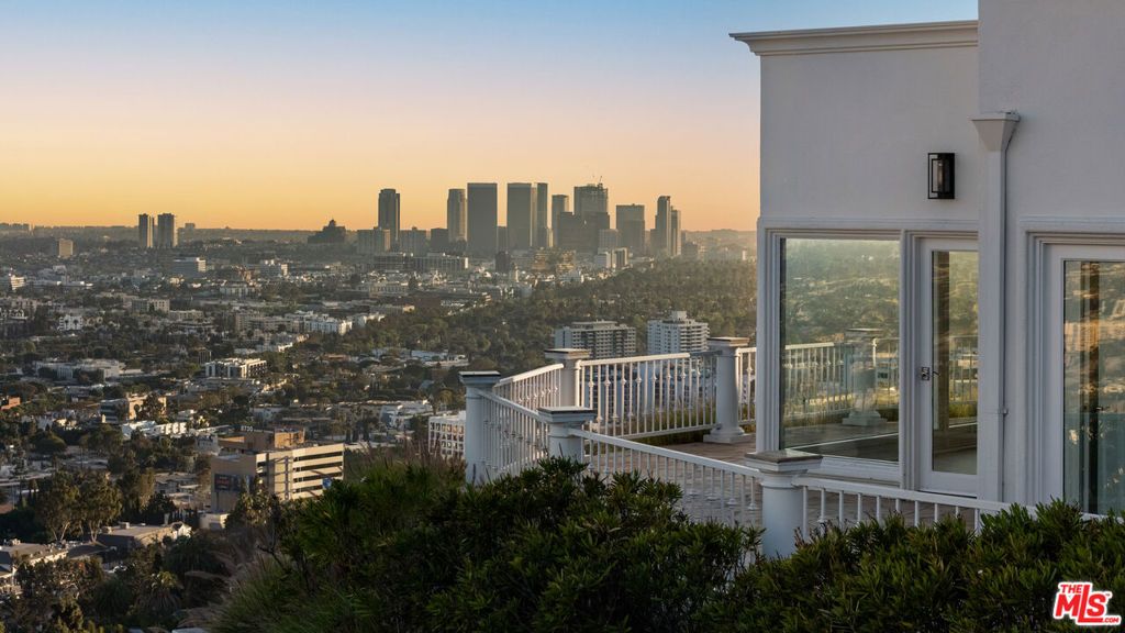 Image 8 of property listing at 8527 Hedges Way, Los Angeles, CA 90069