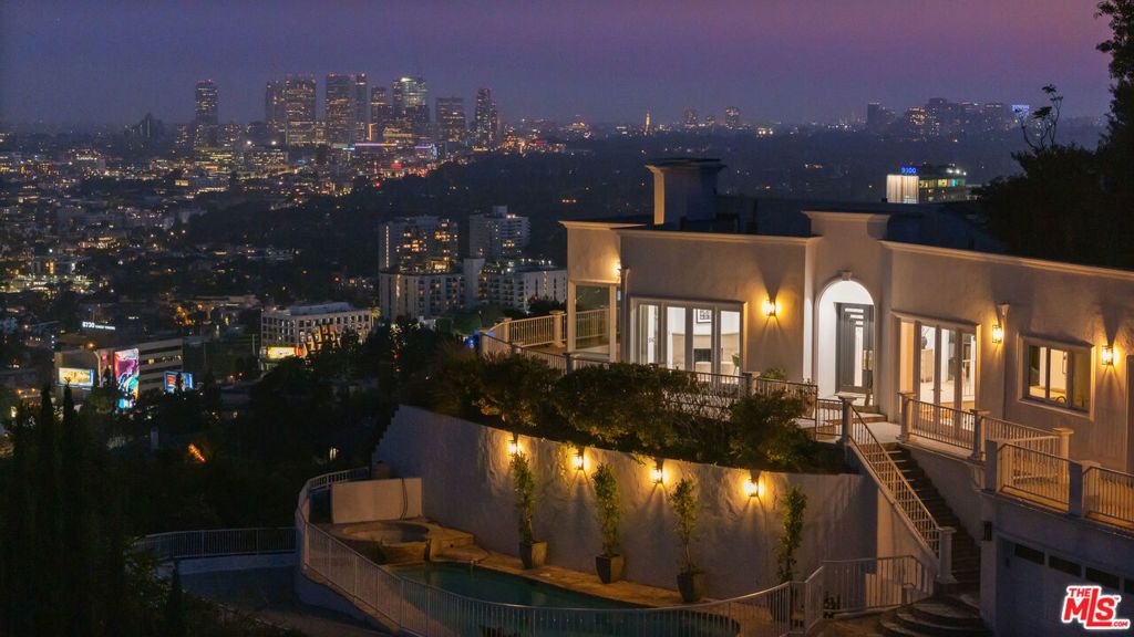 Image 9 of property listing at 8527 Hedges Way, Los Angeles, CA 90069