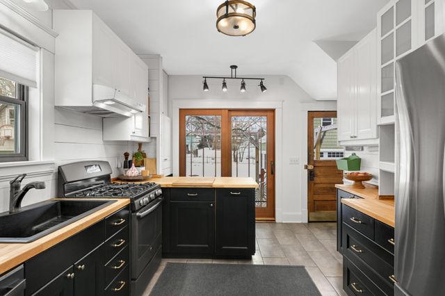 1666 Hubbard Avenue, Saint Paul, MN 55104