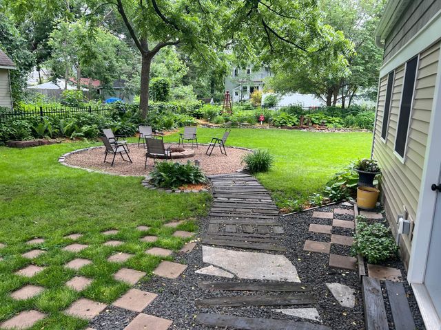 1666 Hubbard Avenue, Saint Paul, MN 55104