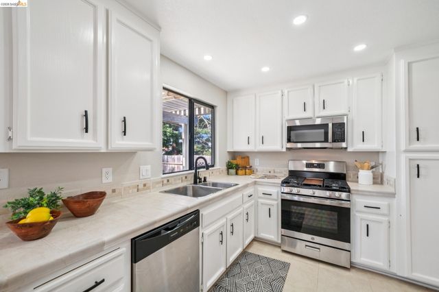 211 Meadowlark Way, Hercules, CA 94547