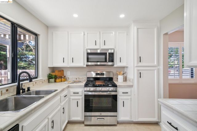 211 Meadowlark Way, Hercules, CA 94547