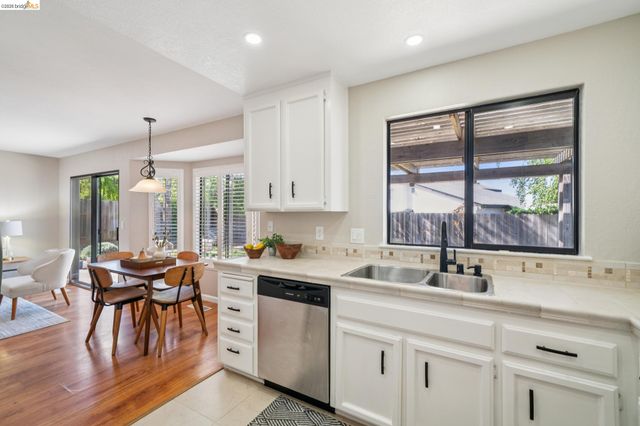 211 Meadowlark Way, Hercules, CA 94547