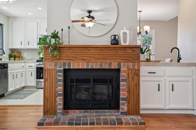 211 Meadowlark Way, Hercules, CA 94547