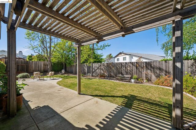 211 Meadowlark Way, Hercules, CA 94547