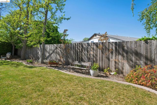 211 Meadowlark Way, Hercules, CA 94547