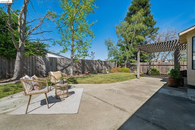 211 Meadowlark Way, Hercules, CA 94547