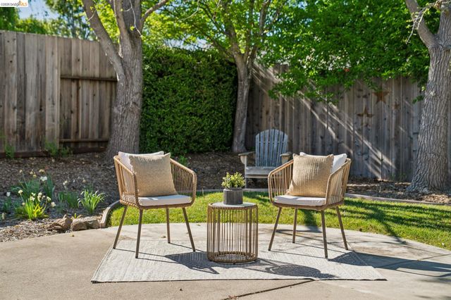 211 Meadowlark Way, Hercules, CA 94547