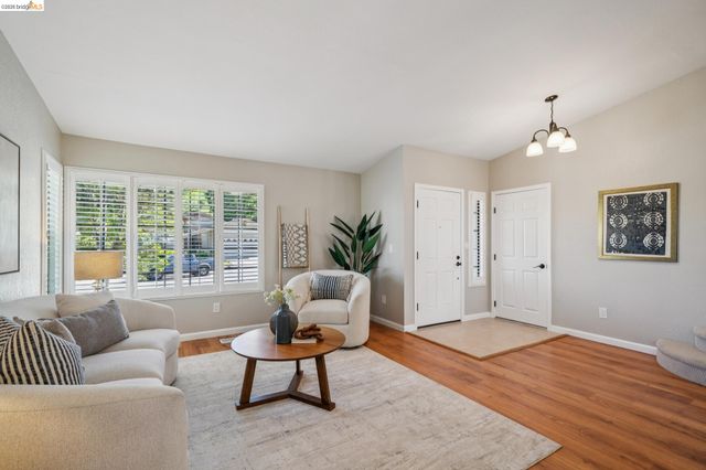 211 Meadowlark Way, Hercules, CA 94547