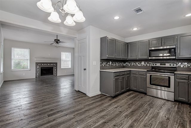 502 Circleview Drive, Mansfield, TX 76063