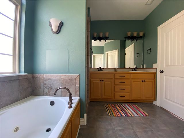 656 Foothills Drive, Fayetteville, AR 72701