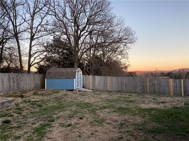 656 Foothills Drive, Fayetteville, AR 72701