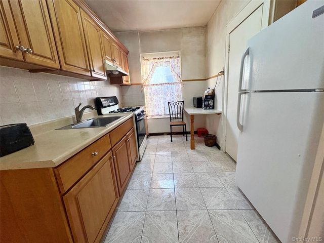 36 Eldert Lane 2nd Fl, Brooklyn, NY 11208