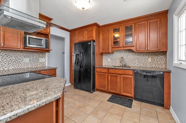 689 Pleasant Avenue, Westbury, NY 11590