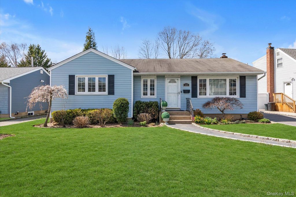 689 Pleasant Avenue, Westbury, NY 11590
