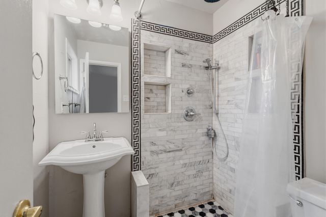 606 Grace Street NE, Albuquerque, NM 87123
