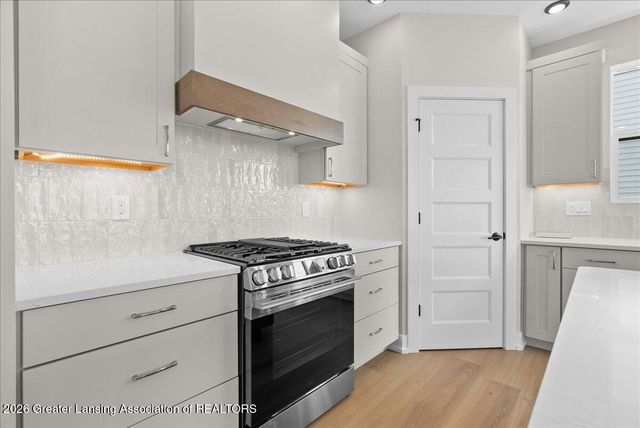 15270 Nottingham Fields Parkway, Lansing, MI 48906