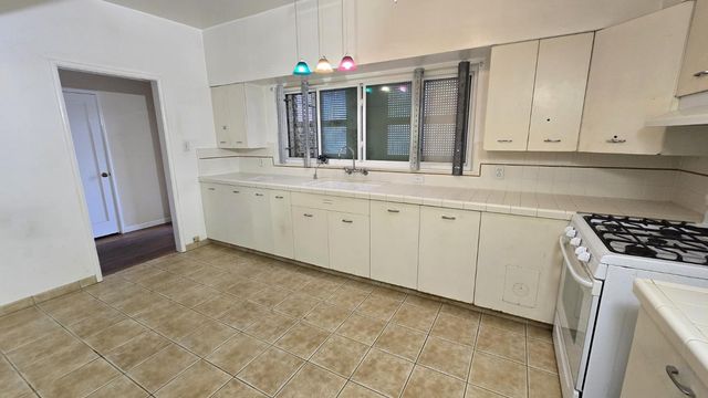 3015 N Adoline Avenue, Fresno, CA 93705