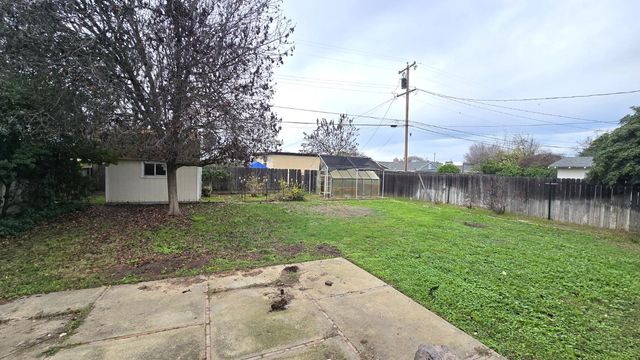 3015 N Adoline Avenue, Fresno, CA 93705