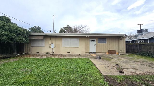 3015 N Adoline Avenue, Fresno, CA 93705