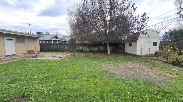 3015 N Adoline Avenue, Fresno, CA 93705