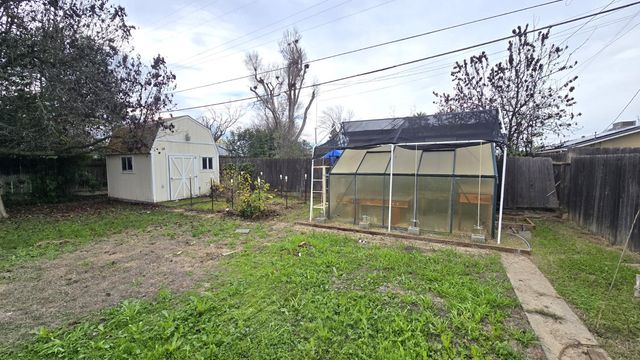 3015 N Adoline Avenue, Fresno, CA 93705