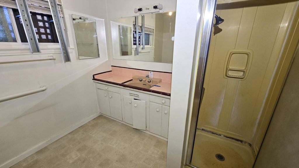 Image 23 of property listing at 3015 N Adoline Avenue, Fresno, CA 93705