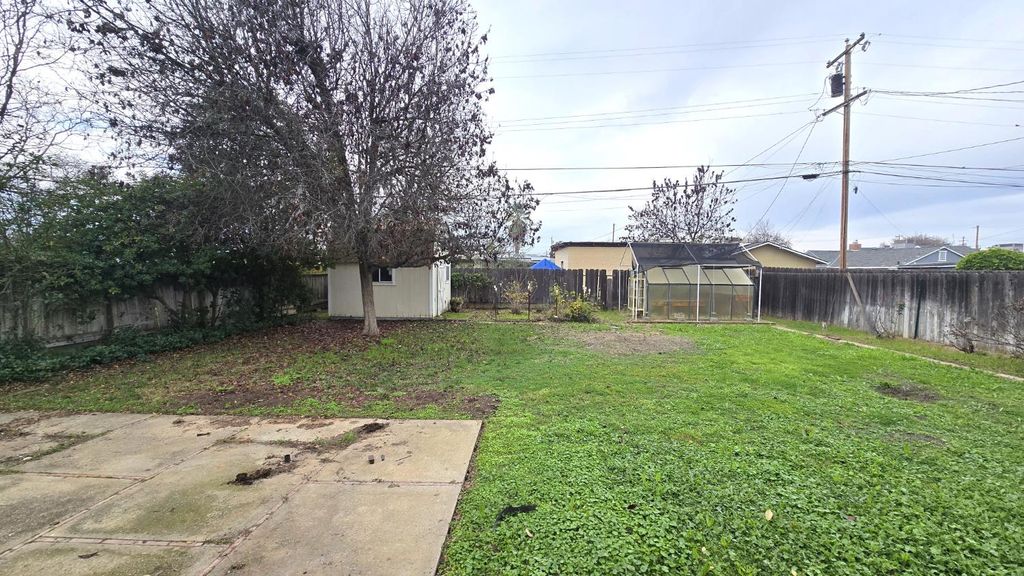 Image 5 of property listing at 3015 N Adoline Avenue, Fresno, CA 93705