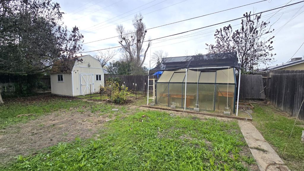 Image 8 of property listing at 3015 N Adoline Avenue, Fresno, CA 93705