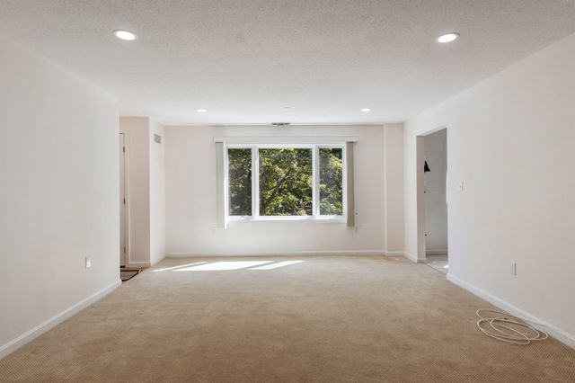 10 Ledgewood Way 10, Peabody, MA 01960