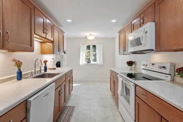10 Ledgewood Way 10, Peabody, MA 01960