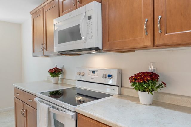 10 Ledgewood Way 10, Peabody, MA 01960