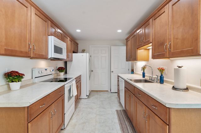 10 Ledgewood Way 10, Peabody, MA 01960