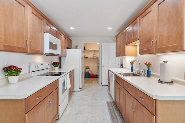 10 Ledgewood Way 10, Peabody, MA 01960