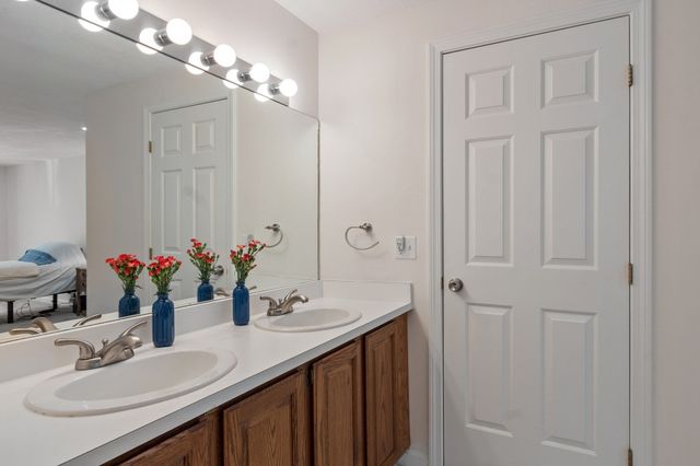10 Ledgewood Way 10, Peabody, MA 01960