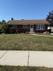 2490 Pinetree Drive, Trenton, MI 48183