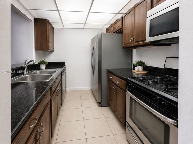 17901 NW 68th Avenue T103, Hialeah, FL 33015