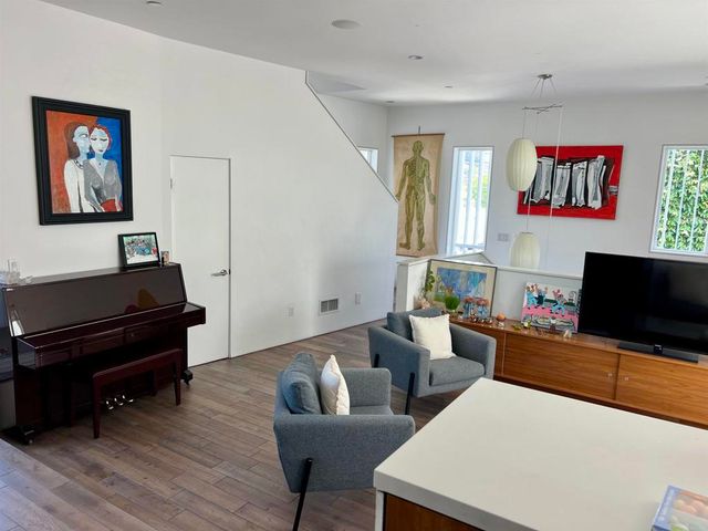 2851 N Buzz Court, Los Angeles, CA 90039