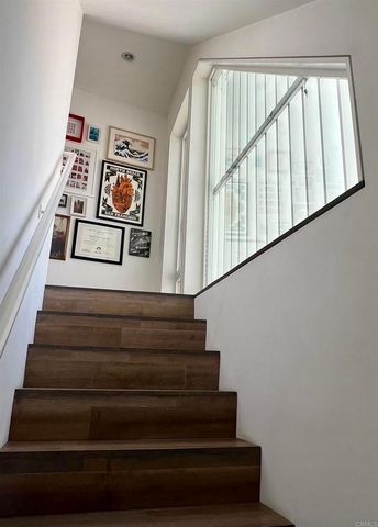 2851 N Buzz Court, Los Angeles, CA 90039