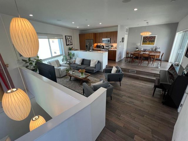 2851 N Buzz Court, Los Angeles, CA 90039