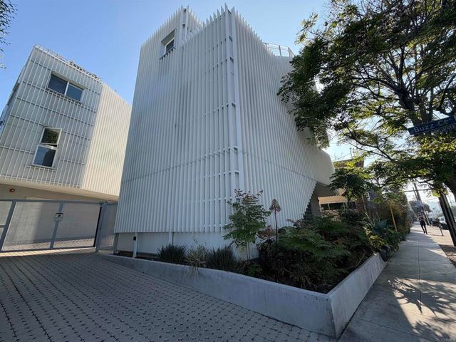 2851 N Buzz Court, Los Angeles, CA 90039