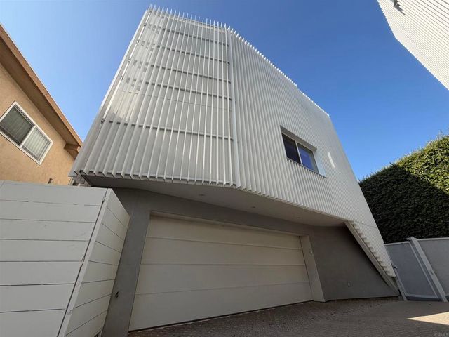 2851 N Buzz Court, Los Angeles, CA 90039