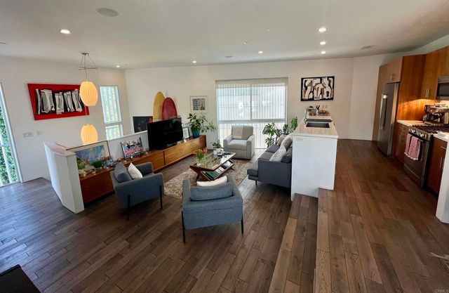 2851 N Buzz Court, Los Angeles, CA 90039