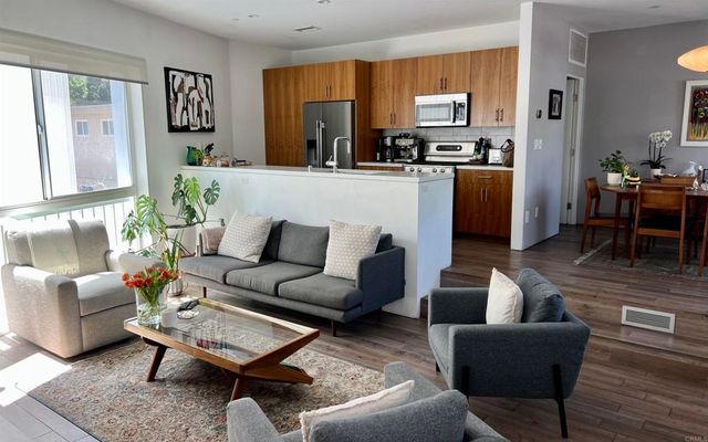 2851 N Buzz Court, Los Angeles, CA 90039