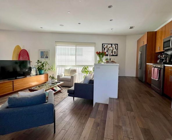 2851 N Buzz Court, Los Angeles, CA 90039