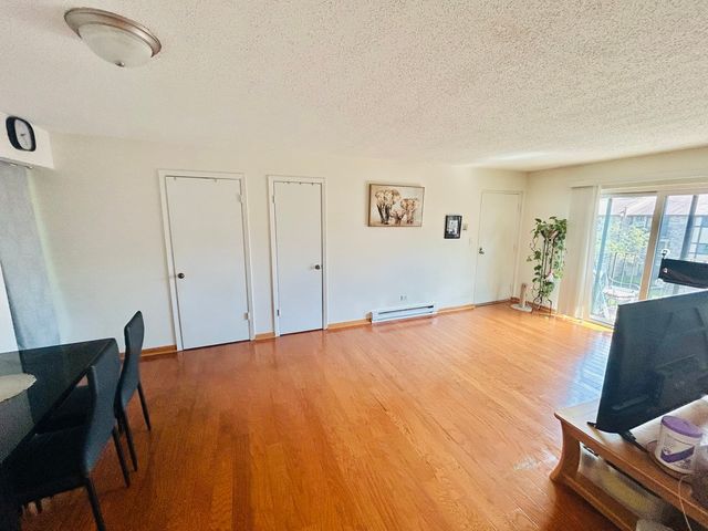 322 Klein Creek Court E, Carol Stream, IL 60188